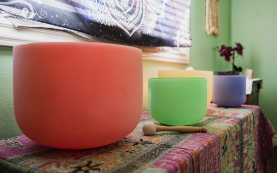 Crystal healing energy bowls used for meditation and Reiki. Photo by Ashlynn Murphy, Unsplash