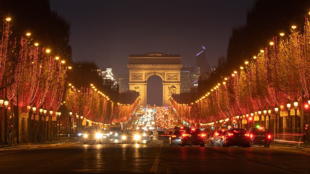 a city street filled with lots of traffic at night