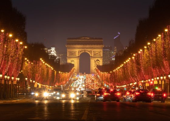 a city street filled with lots of traffic at night